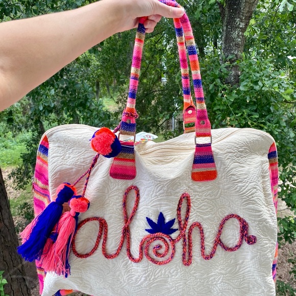 NWT Large "Aloha" Tassel Travel Bag - Picture 1 of 8